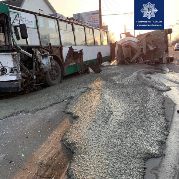 У Житомирі бетонозмішувач на повній швидкості врізався у тролейбус