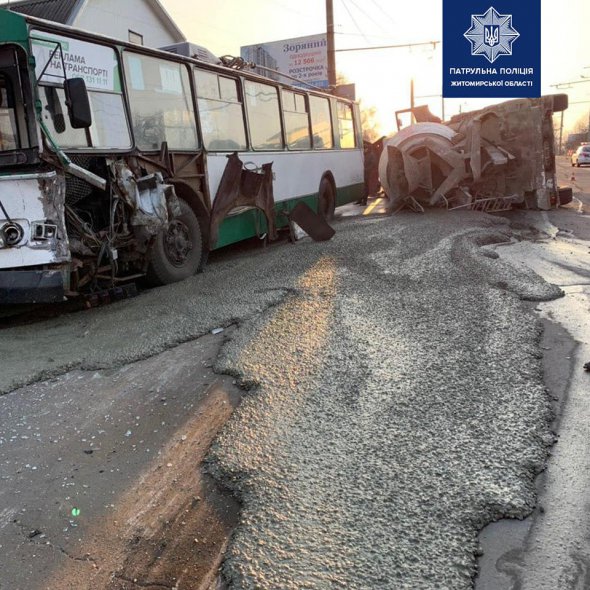В Житомире бетоносмеситель на полной скорости врезался в троллейбус