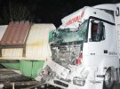 На Одеській трасі  під Києвом   вантажний Mercedes-Benz  врізався у 2 припарковані автобуси ПАЗ.   Двоє людей загинули