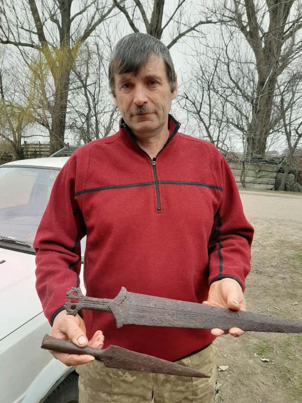Александр Литовченко передал найденный в земле акинак в будущий музей исторического оружия, которые планируют открыть в Броварах после окончания карантина