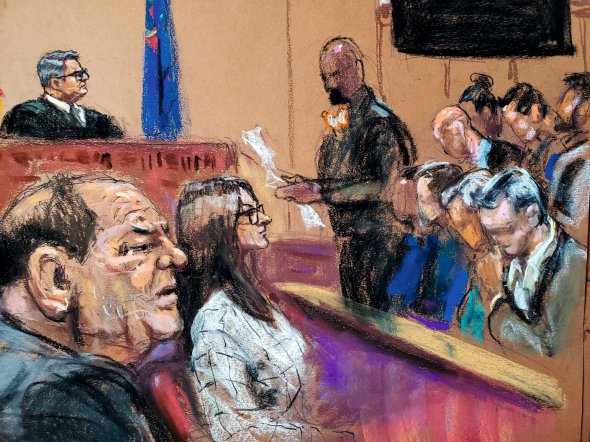 Гарві Вайнштейн сидить біля своєї адвокатки в суді Нью-Йорка. Після вироку продюсера забрали в лікарню. Скаржився на пекучий біль у грудях