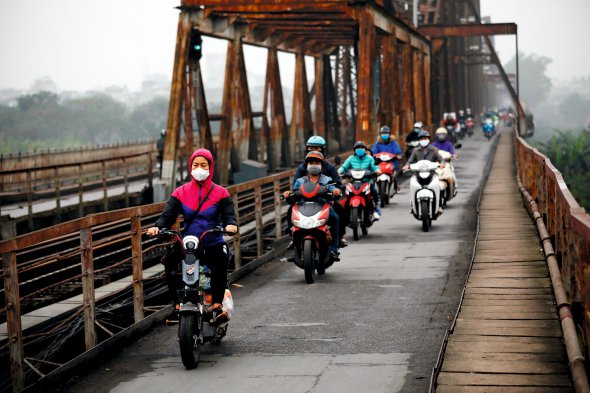 Люди їдуть по мосту Лонг-Бієн під час карантину через епідемію коронавірусу. Ханой, В’єтнам, 16 березня 2020 року