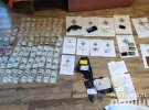 В Полтаве задержали двух мужчин, которые с оружием и в медицинских масках ограбили пункт обмена валют