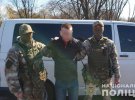 У Полтаві затримали двох чоловіків, які зі зброєю та у медичних масках пограбували пункт  обміну валют