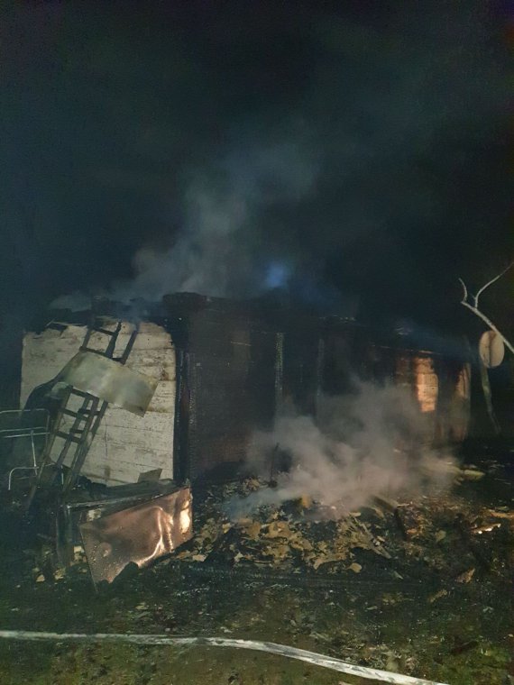 В Житомирской области во время пожара в доме сгорела 1-летняя девочка. Ее 3-летнюю сестренку спас сосед