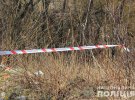 На пустирі   в Житомирі знайшли  тіло  18-річного  хлопця з множинними ранами.  Підозрюваних у вбивстві затримали. Це місцеві жителі 19  та 18 років