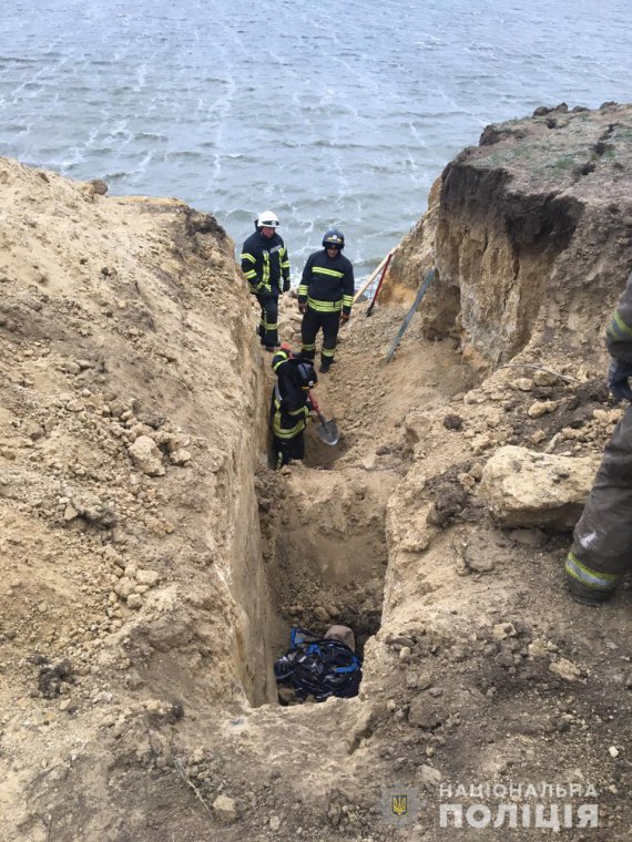 На берегу Хаджибейского лимана в Одесской области произошел оползень. Погибли 2 мужчин