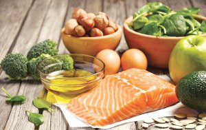 Для нормалізації холестерину в організмі слід ­вживати жирну рибу, горіхи, гречку і моркву
