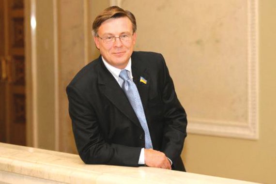 Підозру дипломату Леонідові Кожарі оголосили на 33-й день після загибелі в його будинку товариша Сергія Старицького