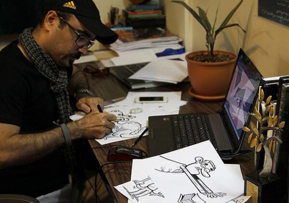 Иранский карикатурист Алиреза Пакдель за работой