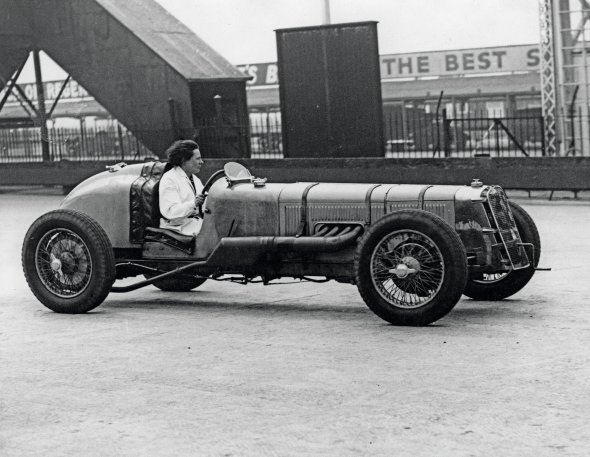15 квітня 1937-го автогонщиця 43-річна Ґвенда Гоукс тренується на аеродромі Брукланд біля Лондона. Керувати автомобілем навчилася під час Першої світової війни, коли стала водійкою швидкої допомоги. Участь у перегонах брала з 1922 року. До того це дозволяли лише чоловікам