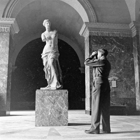 Богиню Венеру виготовив грецький скульптор Агесандр Антіохійський  між 130 і 100 роками до нашої ери. З 1821-го до Другої світової війни її постійно експонували в паризькому Луврі. Нацисти вивезли в Німеччину. Повернули до музею в липні 1945 року