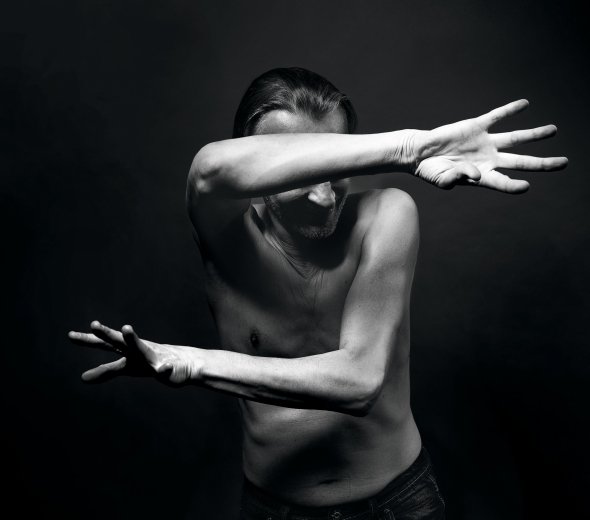 Михайло (Місько) БАРБАРА, 48 років, музикант, актор. Народився 14 листопада 1971-го у Львові. Батько – інженер, мати – бібліотекарка. Закінчив школу з поглибленим вивченням німецької мови. Навчався в місцевому університеті імені Івана Франка, на факультетах прикладної математики та філологічному. Відвідував Вільний український університет у Мюнхені та школу документалістики Анджея Вайди у Варшаві. Працював музейним доглядачем, ведучим ранкового й нічого ефіру радіо ”Люкс”, артдиректором нічного клубу ”Лялька” й мистецької галереї ”Дзиґа”. Актор театру-студії ”Арабески”. Протягом 1989–2011 років був вокалістом рок-гурту ”Мертвий півень”. Записали 13 альбомів, ставали лауреатами фестивалів ”Вивих” і ”Червона рута”. Брав участь у музичних проєктах ”По морді”, ”Розрив кола”, Lюk. Останній з тих, що діють, – ”Радіо Афродіта”. У цивільному шлюбі з режисеркою ”Арабесків” 47-літньою Світланою Олешко. Цьогоріч планують побратися. Має пасинка Івана Жадана, 23 роки. Співає французькою, італійською й іспанською мовами. Також знає польську, німецьку, англійську й російську. Улюблені поети – Юрій Андрухович і Сергій Жадан, фільм – ”Пропала грамота”. Куховарить, найкраще вдаються флячки – галицька страва з яловичого шлунка. П'є червоне сухе вино. Мріє побувати в Японії. Живе в Харкові