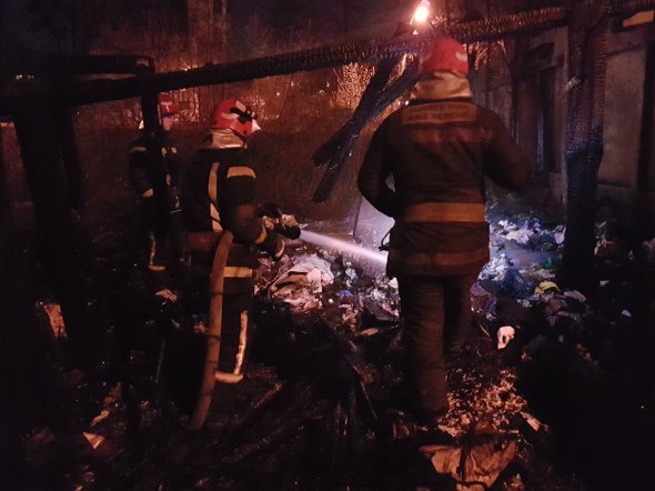В Киеве возле дома по улице Мстислава Скрипника загорелся мусор