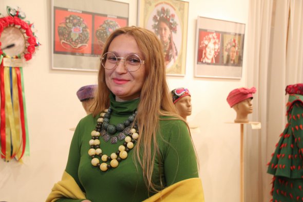 Член Национального союза мастеров народного искусства Украины Валентина Ануарова-Лисоколенко на открытии персональной выставки