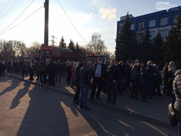 Украинцы стоят в очереди за спецпропусками