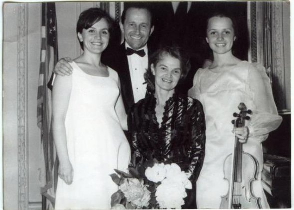 Родители Квитки - Иванна и Владимир - были музыкантами.  Владимир Цисык с детства учил своих дочерей играть - Квитку на скрипке, ее сестру Марию - на фортепиано.