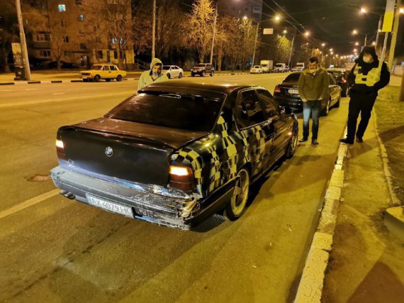 В Харькове пьяный водитель спровоцировал ДТП и набросился на беременную водителя другого авто