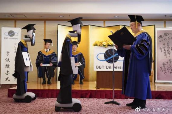 Вместо японских выпускников работы пришли на церемонию вручения дипломов.