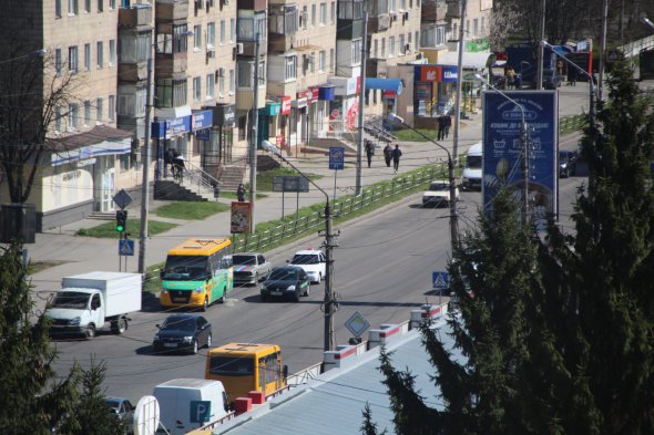 На дорогах машин поменшало, але не набагато. Громадський транспорт ходить