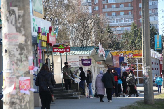 Полтавчане стоят в очереди в отделение банка