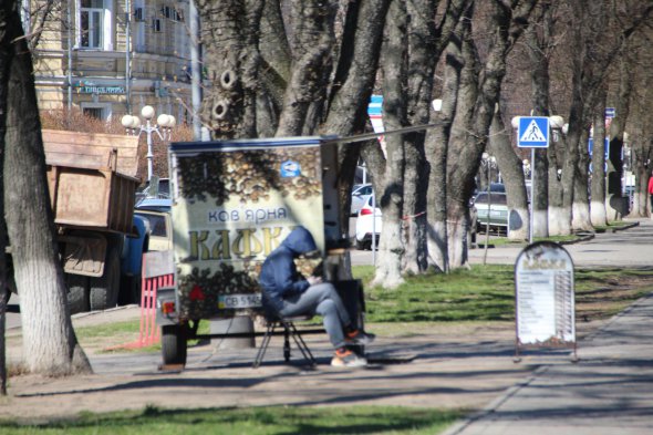 В первый день жестких карантинных ограничений в Полтаве продолжают продавать кофе на улицах