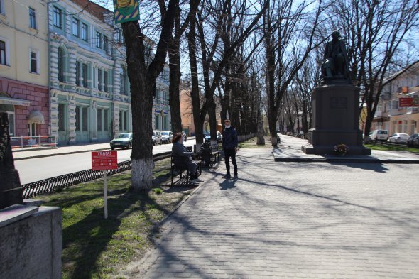 На вході до парків та скверів встановили таблички про обмеження відвідування