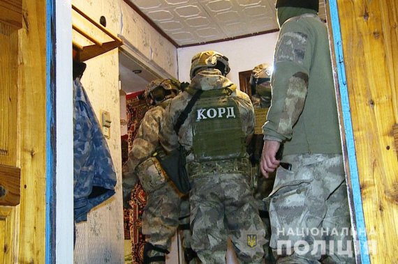 У Шаргороді на Вінниччині 52-річний чоловік погрожував рушницею своєму сусідові. А потім відкрив вогонь по поліцейських