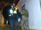 У Шаргороді на Вінниччині 52-річний чоловік погрожував рушницею своєму сусідові.  А потім відкрив вогонь по поліцейських