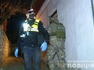 У Шаргороді на Вінниччині 52-річний чоловік погрожував рушницею своєму сусідові. А потім відкрив вогонь по поліцейських