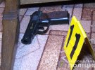 У Шаргороді на Вінниччині 52-річний чоловік погрожував рушницею своєму сусідові. А потім відкрив вогонь по поліцейських