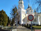 Дехто з прихожан без масок. Є і ті, хто прийшов з дітьми.