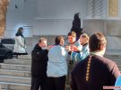 Дехто з прихожан без масок. Є і ті, хто прийшов з дітьми.