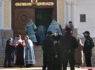 Дехто з прихожан без масок. Є і ті, хто прийшов з дітьми.