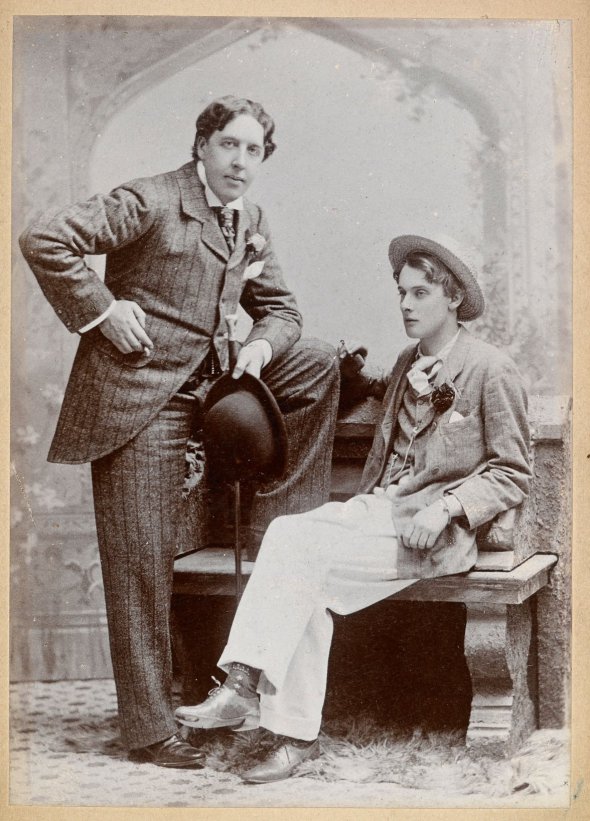 Чутки про дружбу Оскара Вайльда з Альфредом Дуґласом миттєво поширилися по Лондону. "Бозі", як називав себе сам Дуґлас, жив за рахунок Вайльда. 