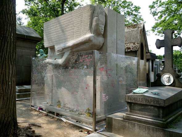 Оскар Вайльд помер 30 листопада 1900-го у Парижі. Похований на цвинтарі Пер-Лашез. Надгробок у вигляді летючого сфінкса обписаний освідченнями в коханні