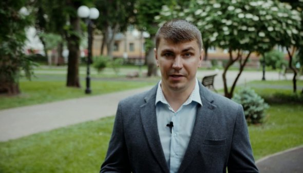 Антон Поляков избирался по округу в Чернигове. Шел от "Слуги народа". В ноябре прошлого года его исключили из фракции СН.