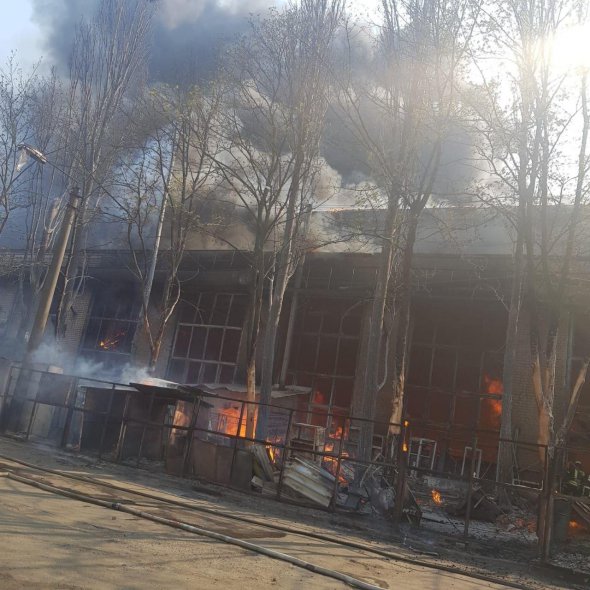 У Дарницькому районі спалахнули склади