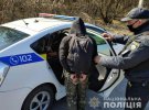 На Чернігівщині 44-річний чоловік убив косою свого 70-річного гостя.  Сам із місця злочину втік