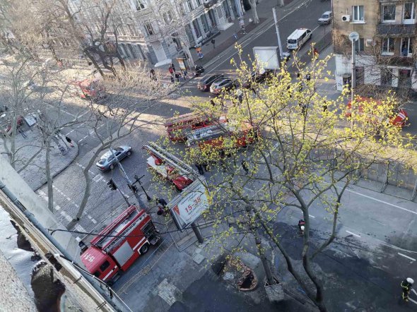 В Одессе загорелся 5-й этаж законсервированного колледжа экономики, права и гостинично-ресторанного бизнеса