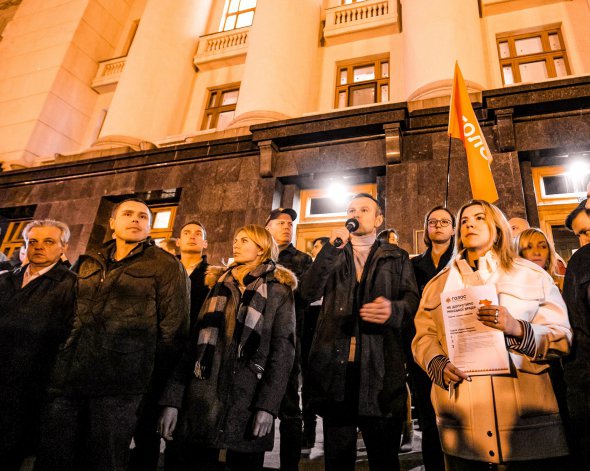 13 марта депутаты вышли под Офис президента на акцию против договоренностей в Минске.