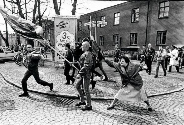 Полька єврейського походження 38-річна Данута Даніельсон б’є сумкою скінхеда у шведському місті Векше 13 квітня 1985-го. Він брав участь у мітингу Північної імперської партії. Данута обурилася, побачивши ходу, яку проводила прихильна до нацистів організація. Мати Данути Даніельсон була в німецькому концтаборі, брат і батько загинули в гестапо. Місцеві підтримали її та вигнали скінхедів із центру міста. 33-річного Сеппо Селуска, якого вона вдарила, незабаром засудили до довічного ув’язнення за катування й убивство єврея-гомосексуаліста. 1988-го Данута Даніельсон вкоротила собі віку