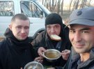 Рятувальник цілодобово гасять пожежу в Чорнобильській зоні. Роблять короткі перерви на обід та відпочинок простонеба