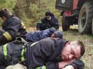 Рятувальник  цілодобово гасять пожежу в Чорнобильській зоні. Роблять короткі перерви на обід нта відпочинок простонеба