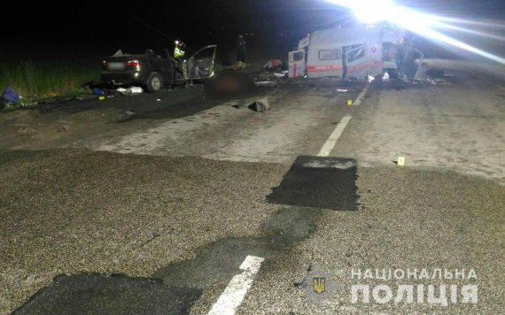 На выезде из Харькова Daewoo Sens вылетел на встречную полосу и столкнулся с машиной скорой помощи. Трое погибших и 4 травмированных