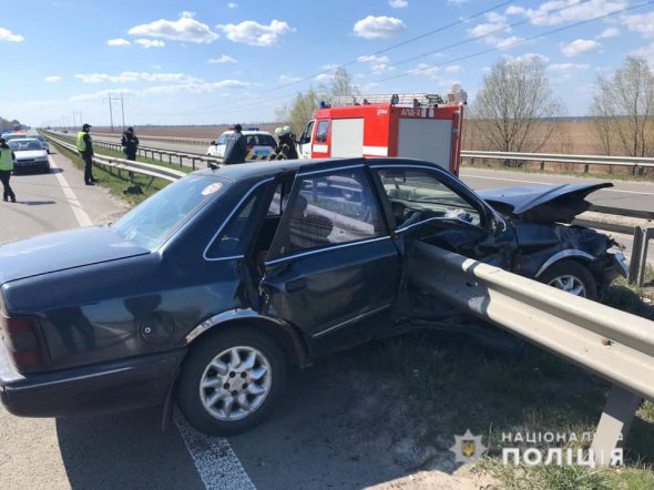 На окружной дороге возле Броваров легковушка нанизалась на отбойник