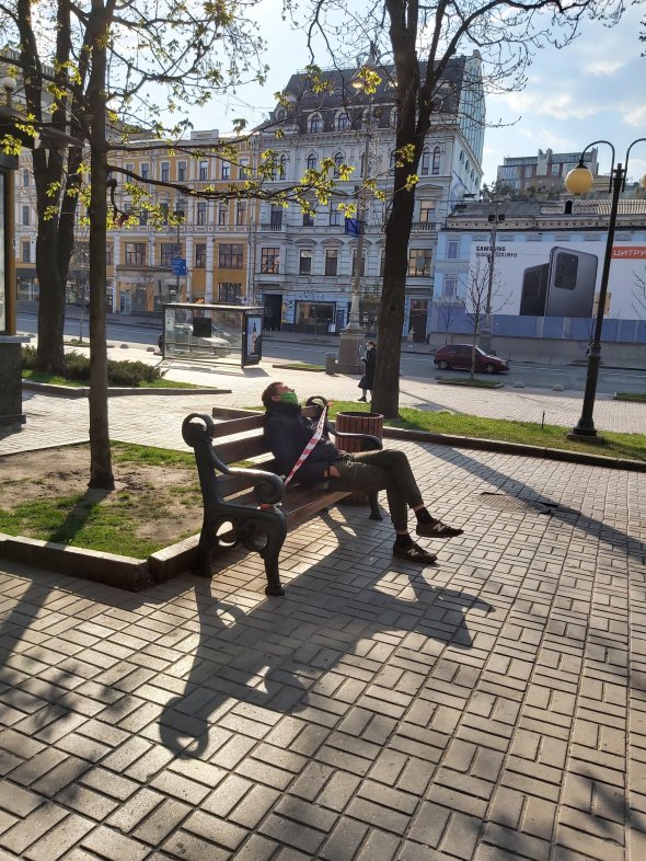 Чоловік спить на лавці на Хрещатику у центрі Києва. За це передбачений штраф у 17 тис. грн