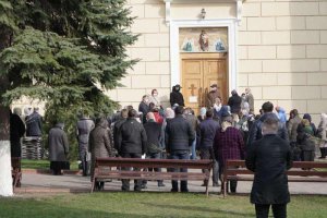 У Чернівцях біля храмів зібралися натовпи людей. Фото: acc.cv.ua