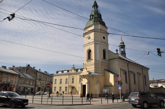 Вербна неділя у Львові: віряни дотримуються дистанції два метри один від одного