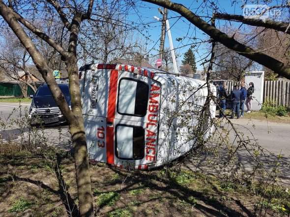 Сталася аварія за участі мікроавтобуса і "швидкої". Фото: 0532.ua